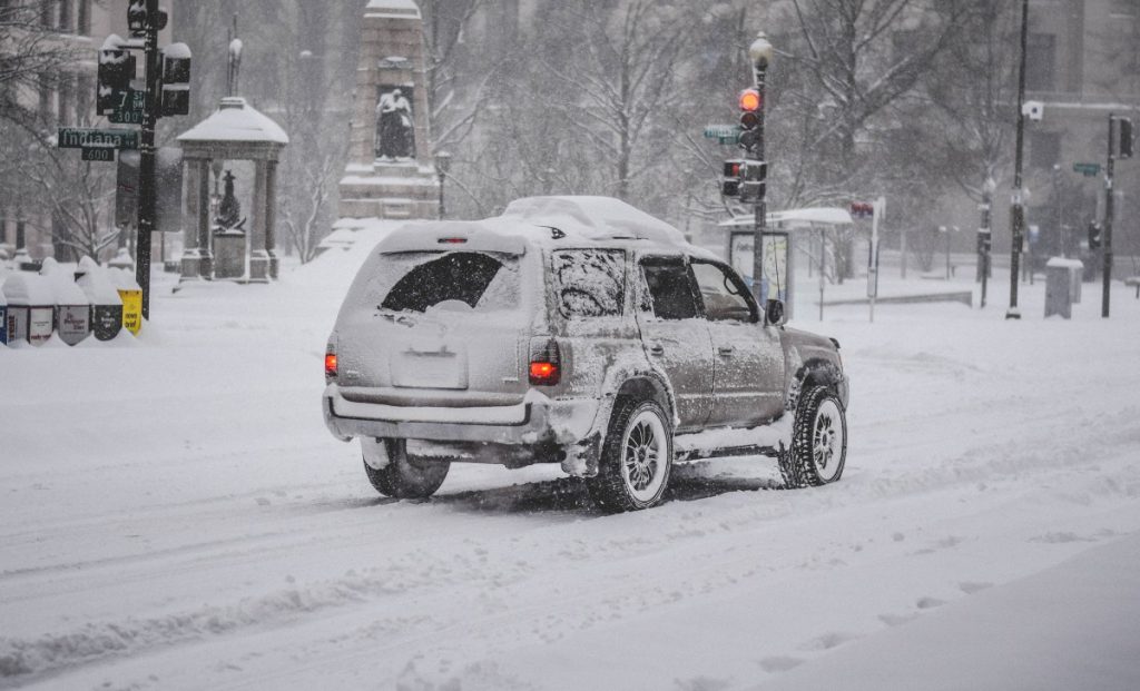 Jak zabezpieczyć auto przed wahaniami temperatur w zimie